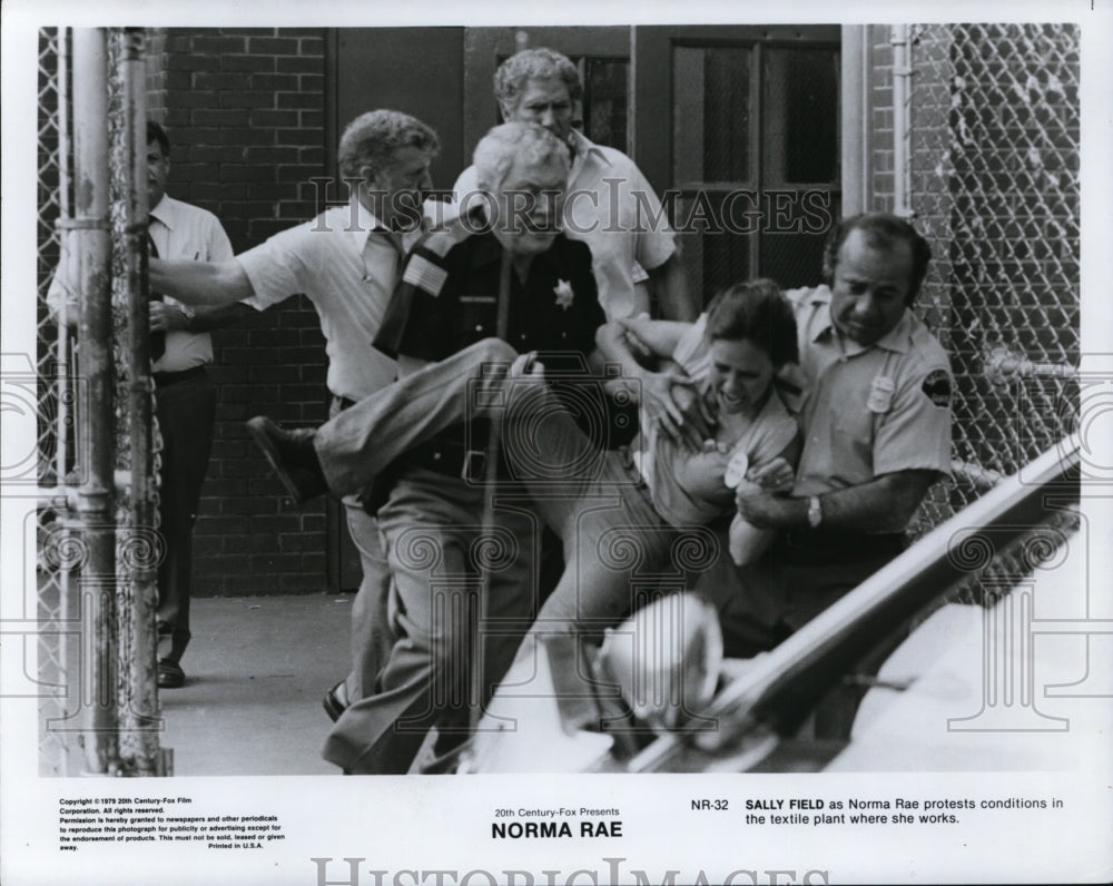 Norma Rae Protest 1979 Press Photo Sally Field in Norma Rae. - cvp88097 - Historic Images