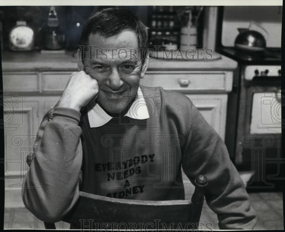 1982 Press Photo Tony Randall takes a break on set of Love Sidney. - cvp88238 - Historic Images