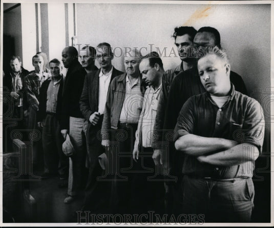 1964 Press Photo Drunk tank men wait to go before judge in police training film. - Historic Images