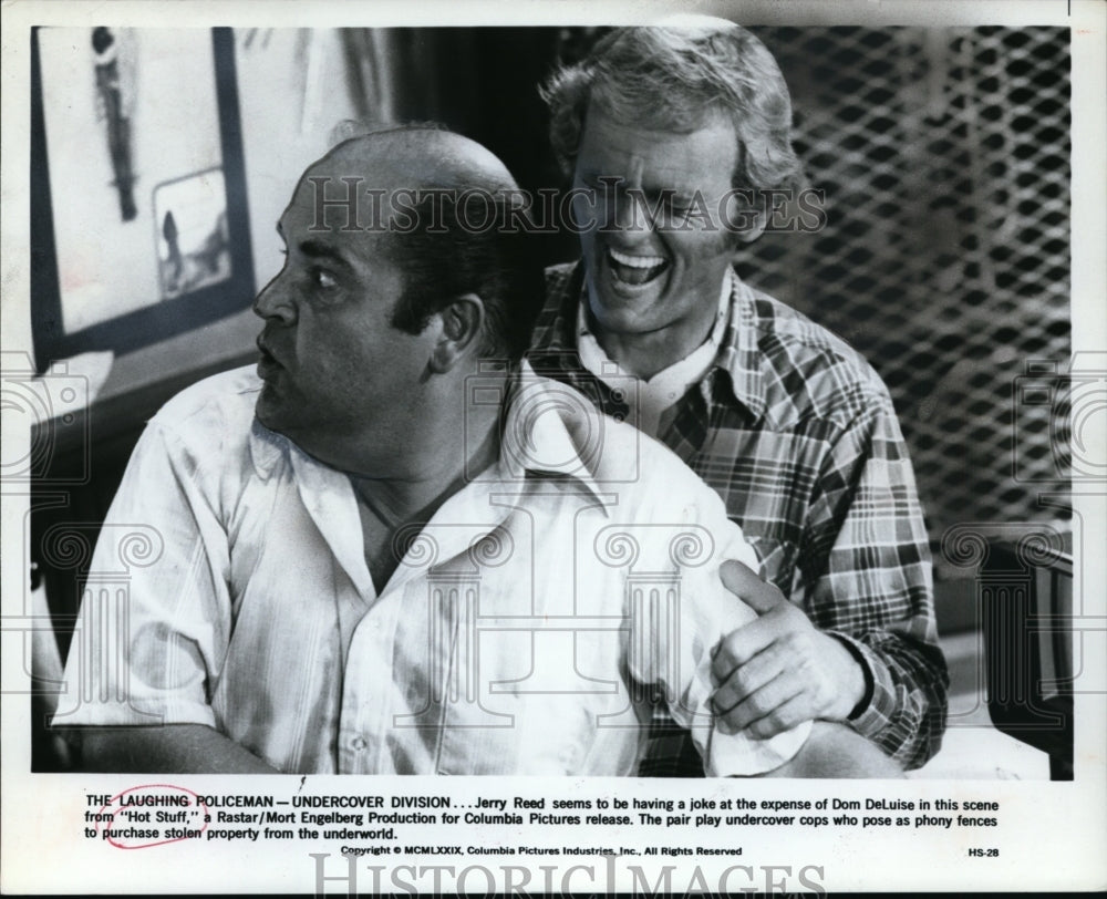 1979 Press Photo Jerry Reed having a joke on Dom DeLuise in &quot;Hot Stuff.&quot; - Historic Images