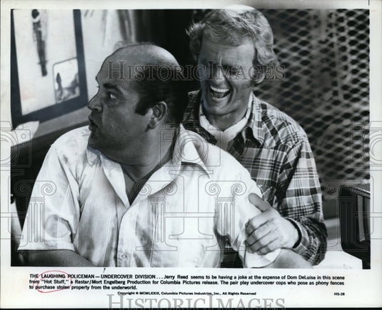 1979 Press Photo Jerry Reed having a joke on Dom DeLuise in "Hot Stuff." - Historic Images