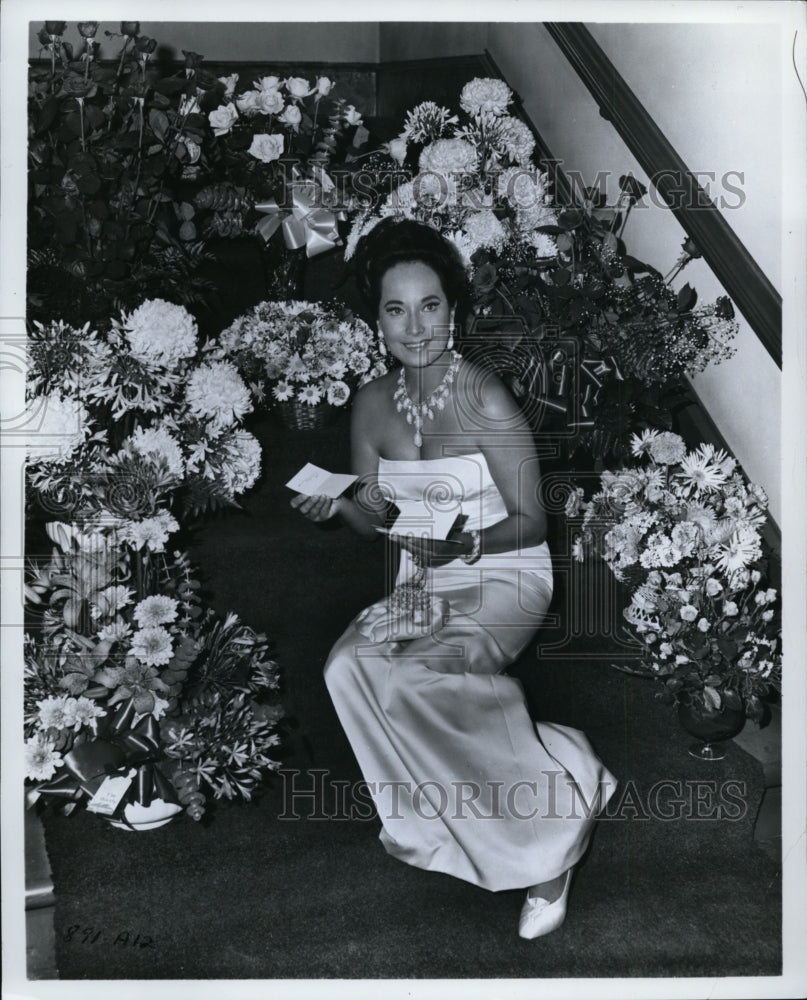 1967 Press Photo Merle Oberon welcomed back to Hollywood after 10-year absence - Historic Images