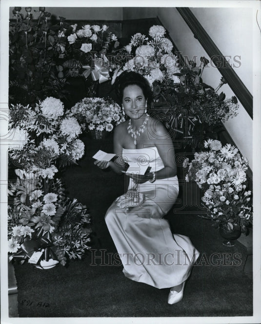 1967 Press Photo Merle Oberon welcomed back to Hollywood after 10-year absence - Historic Images