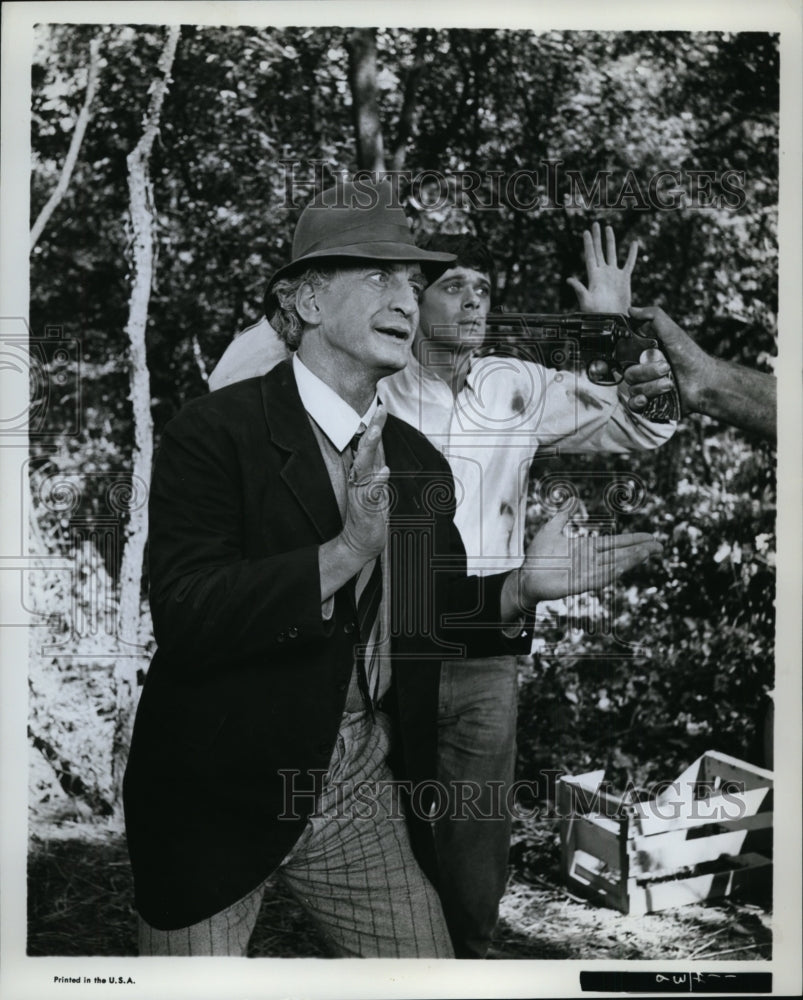 1967, George Scott, Michael Sarrazin in Flim Flam Man movie - Historic Images
