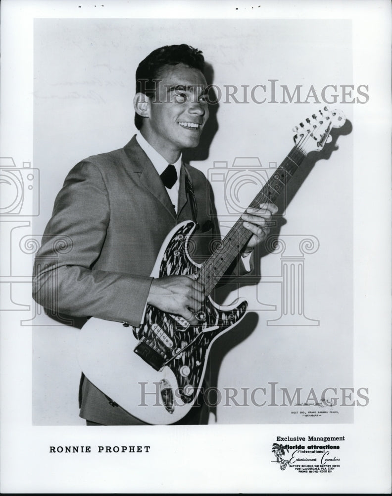 1967 Press Photo Ronnie Prophet guitarist at Virginian Retirement Community. - Historic Images