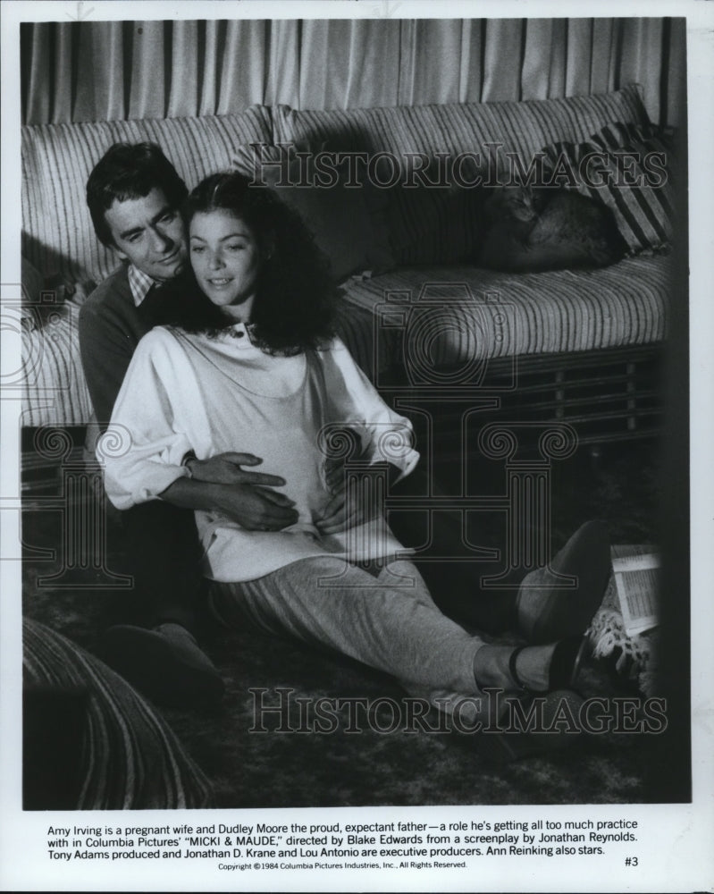 1984, Amy Irving and Dudley Moore in Micki & Maude. - cvp89937 - Historic Images