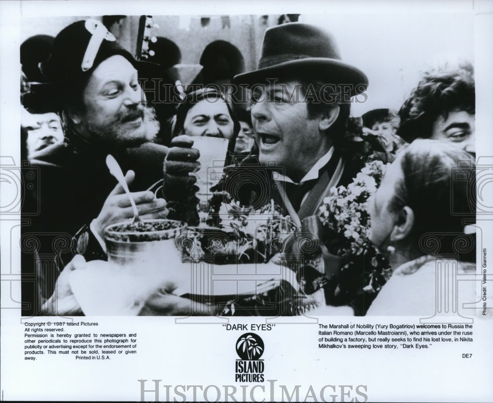 1987, Yury Bogatiriov and Marcello Mastroianni in Dark Eyes - Historic Images