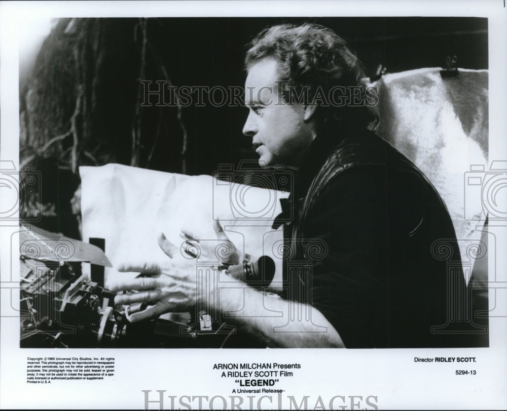 1985 Press Photo Director Ridley Scott on set of Legend. - cvp90686-Historic Images