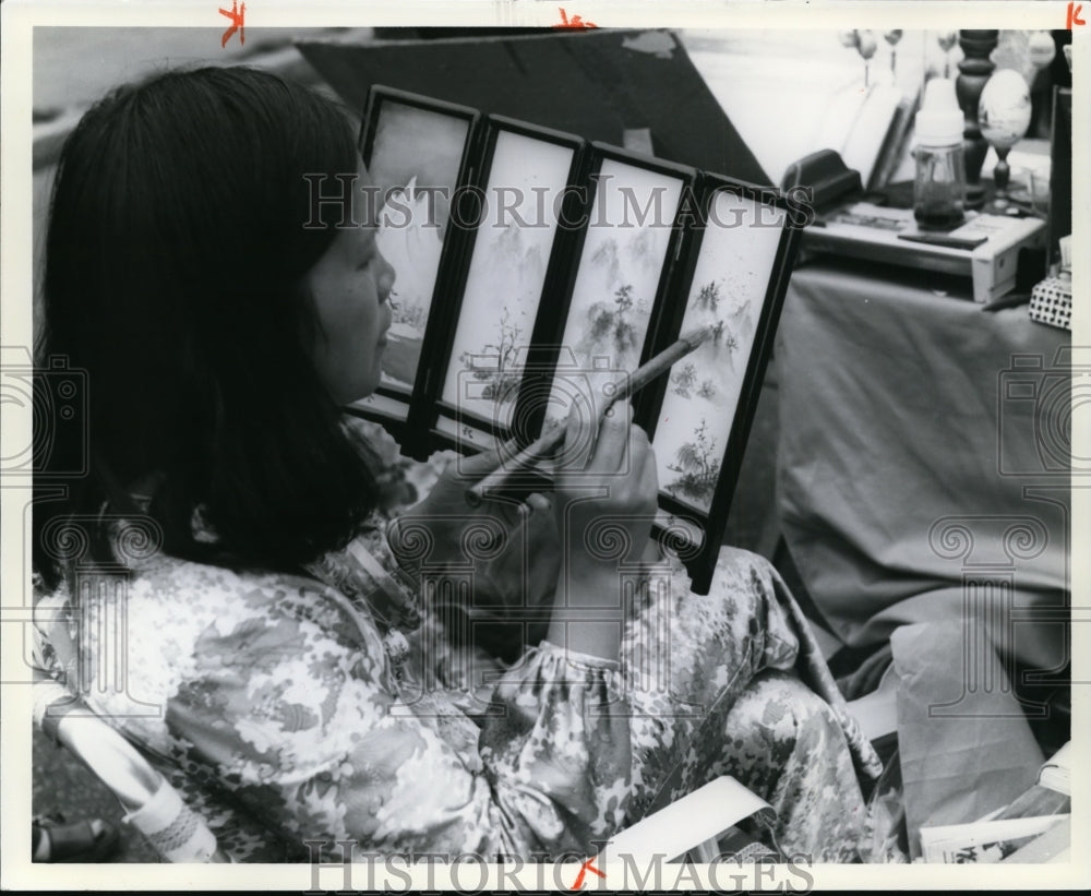 1979 Press Photo Sylvia Yin Tsui using Chinese brush and ink in her art - Historic Images