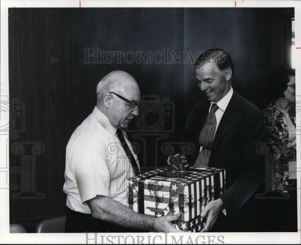 1976 Press Photo John Tomaro receives retirement gift from Thomas Vail.-Historic Images