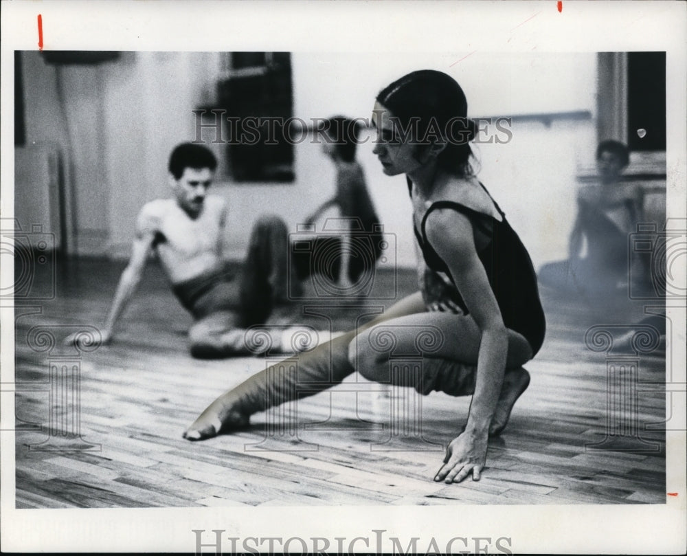 1975 Press Photo Choreographer Kathryn Posin rehearses for Waves. - cvp91269 - Historic Images