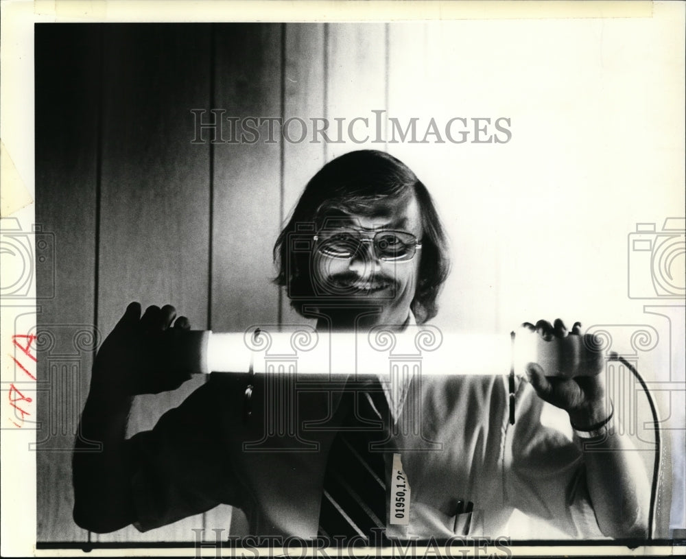 1979 Press Photo Inventor Gary Vest with a florescent light he made portable. - Historic Images