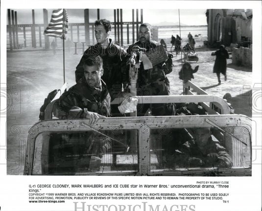 Press Photo George Clooney, Mark Wahlberg-Three Kings movie scene - cvp91444- Historic Images