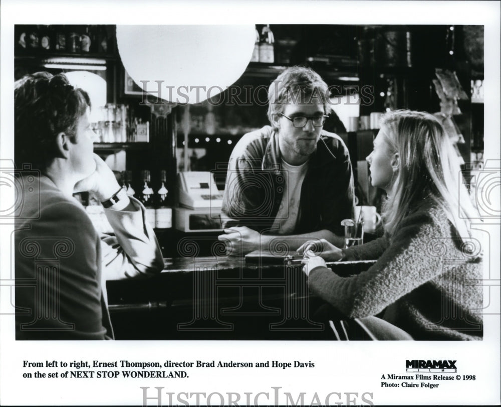 1998, Ernest Thompson and Hope Davis in Next Stop Wonderland. - Historic Images