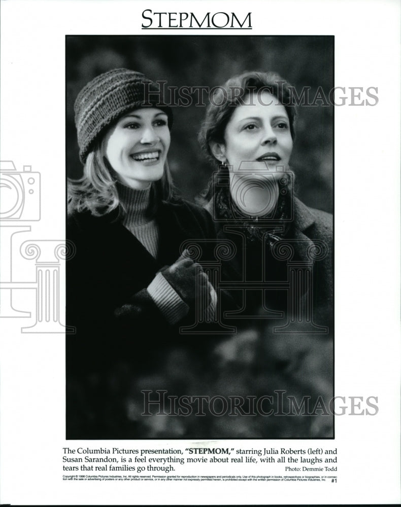 1998, Susan Sarandon and Julia Roberts in Stepmom. - cvp92203 - Historic Images