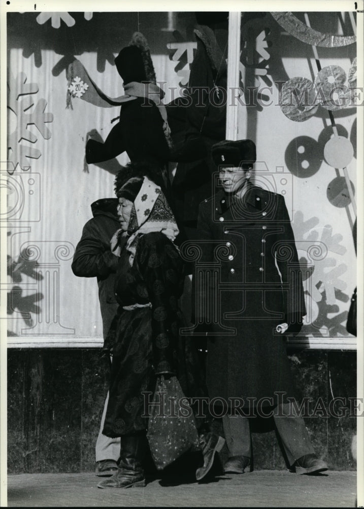 1989 Press Photo Soviet soldier-Ulan Bator&#39;s main department store - cvp92270 - Historic Images