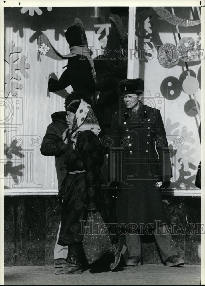 1989 Press Photo Soviet soldier-Ulan Bator's main department store - cvp92270 - Historic Images