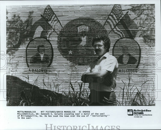 1984 Press Photo Kenneth Saladin stands near the mural seal - cvp93503 - Historic Images