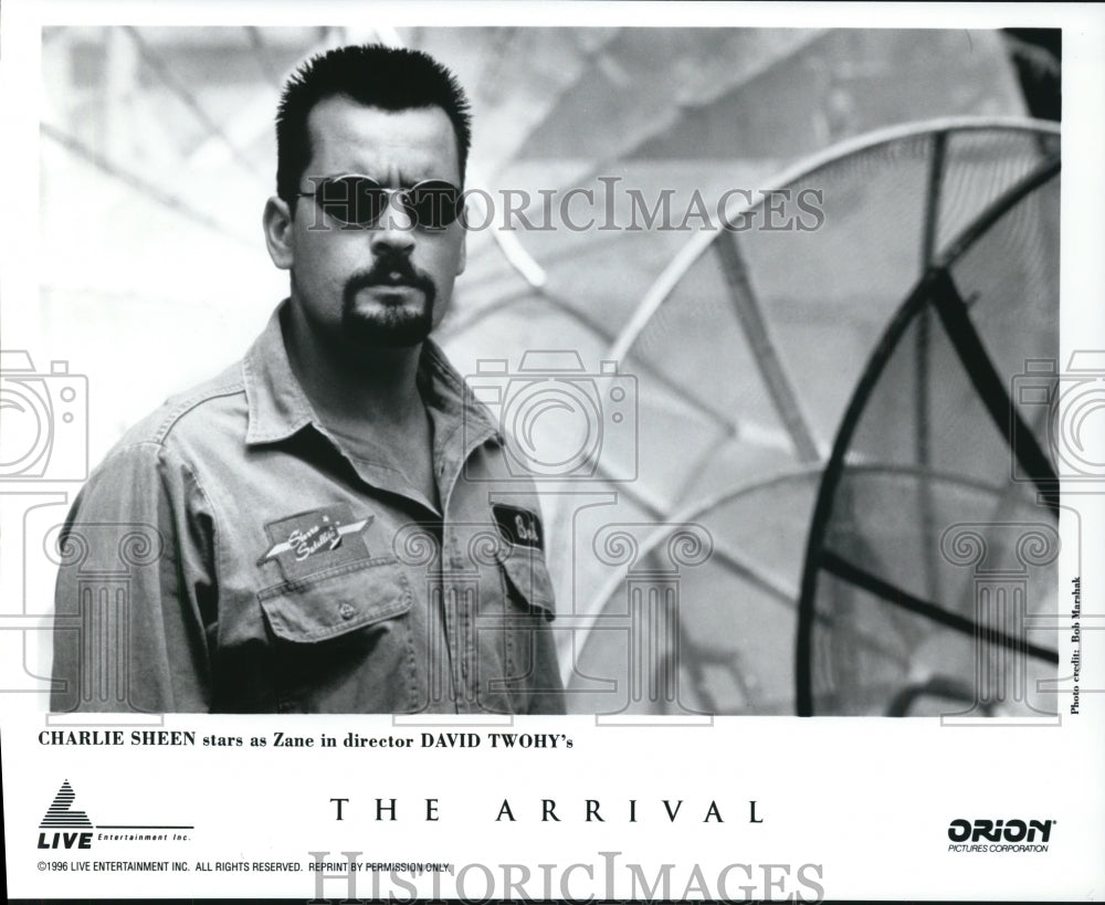 Press Photo Charlie Sheen as Zane in The Arrival - cvp93577 - Historic Images