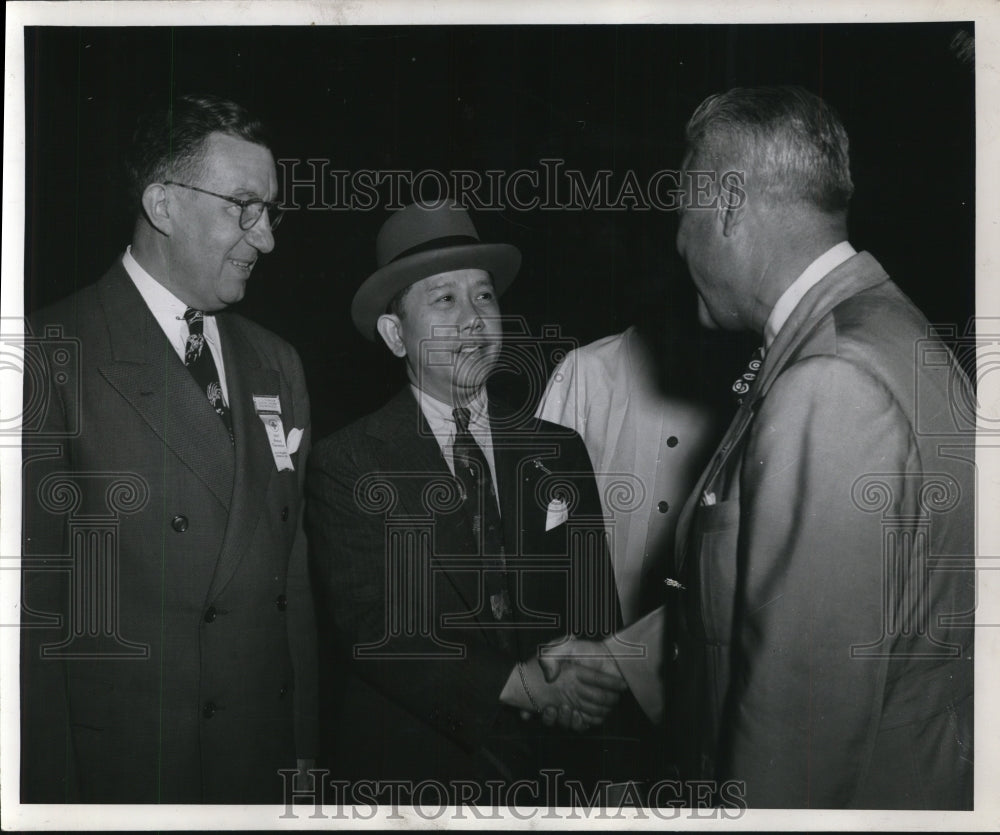 1947 Press Photo Gen. Carlos P. Romulo of the Philippines, arrives in Cleveland. - Historic Images