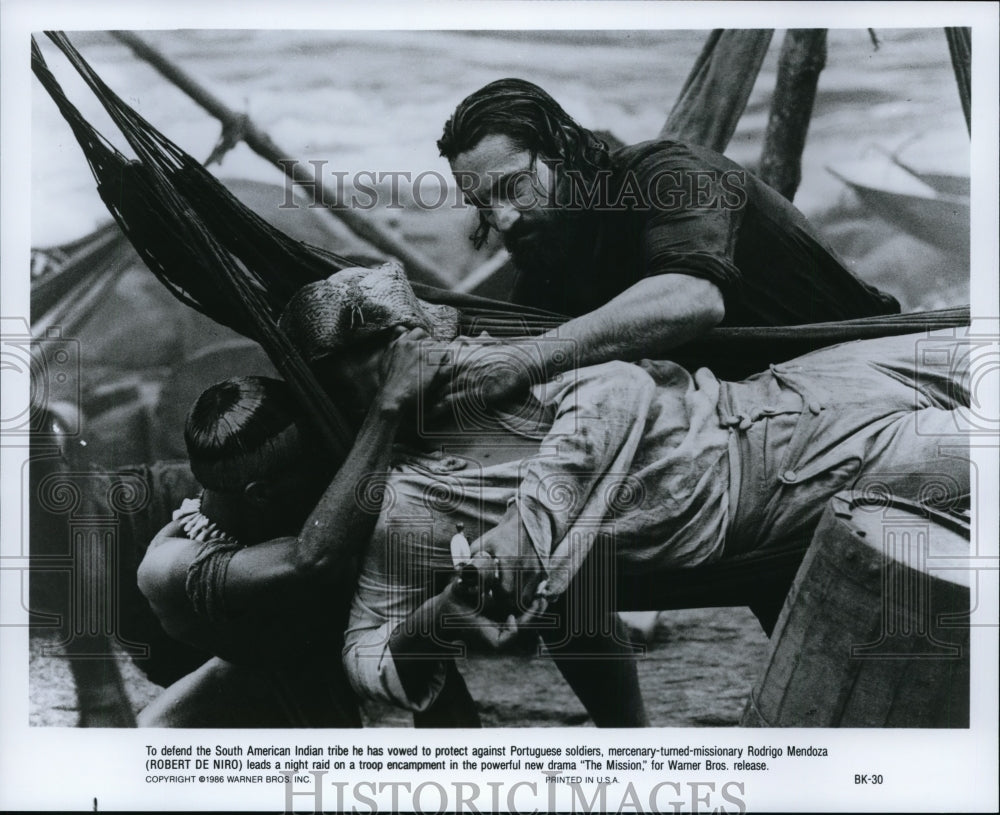1986, Robert De Niro in The Mission. - cvp94337 - Historic Images