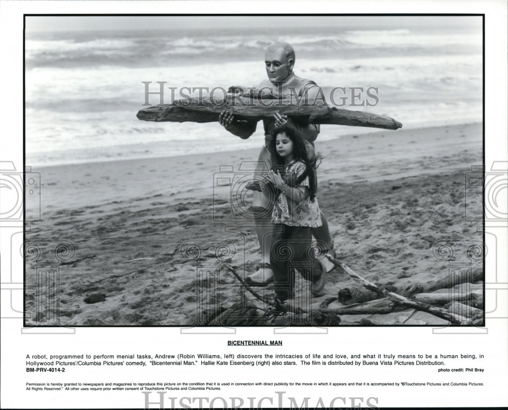 1999 Press Photo Robin Williams and Hallie Kate Eisenberg in Bicentennial Man.- Historic Images