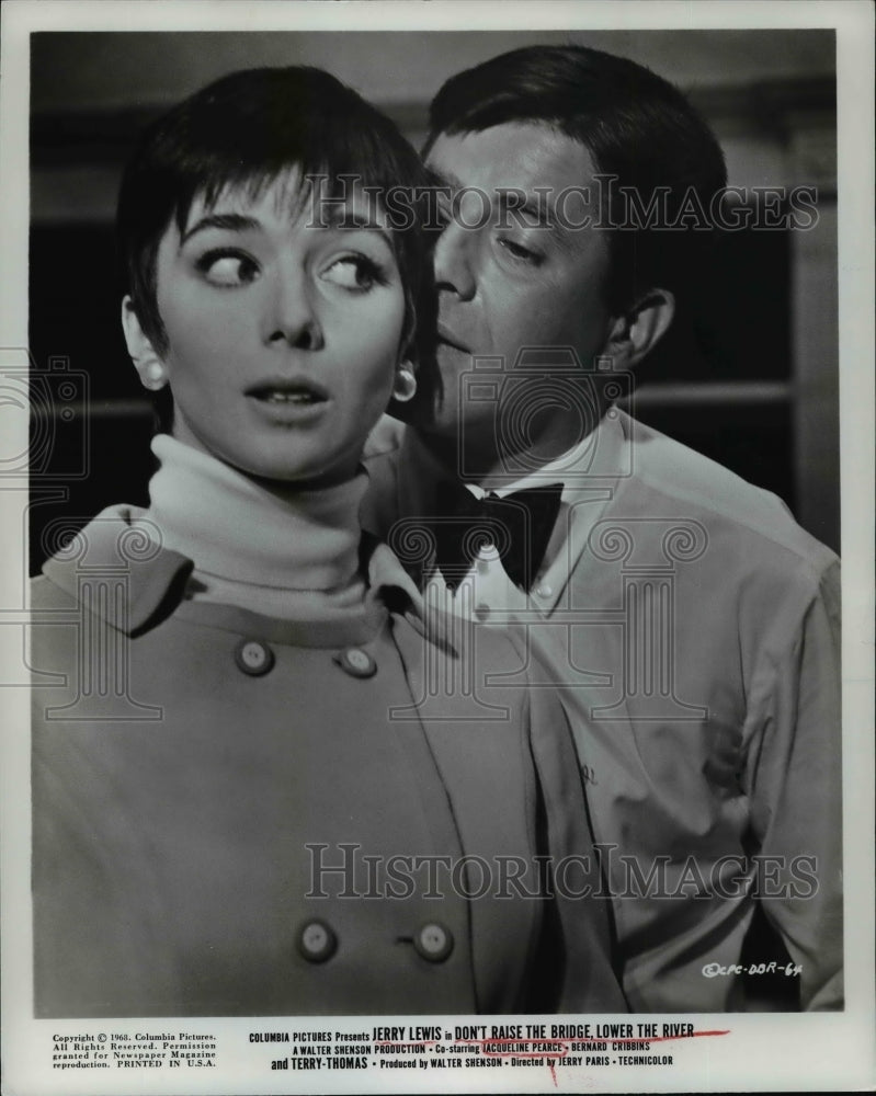 1963 Press Photo Jacqueline Pearce in Don't Raise the Bridge, Lower the River. - Historic Images