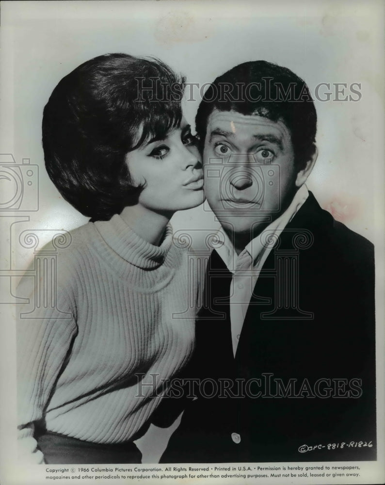 1966 Press Photo Beverly Adams and Soupy Sales-Birds Do It - cvp95742 - Historic Images