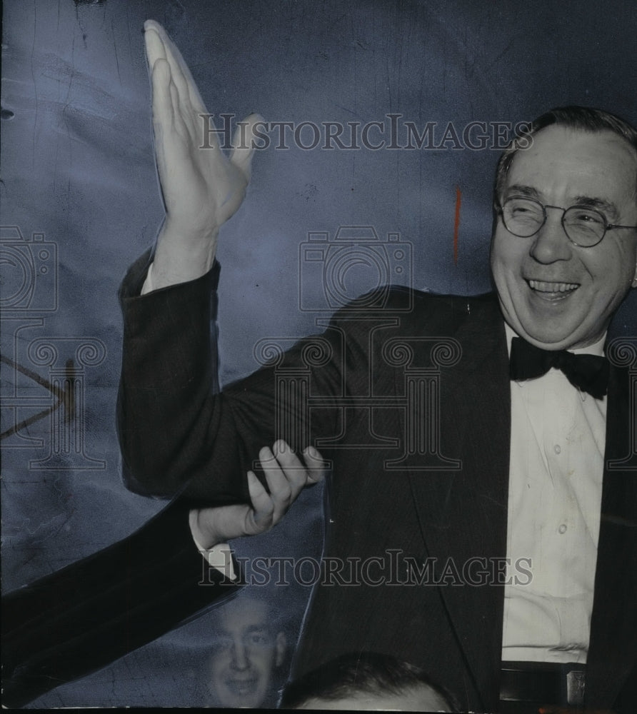 1939, Peter Witt, saluting the crowd - cvp95802 - Historic Images