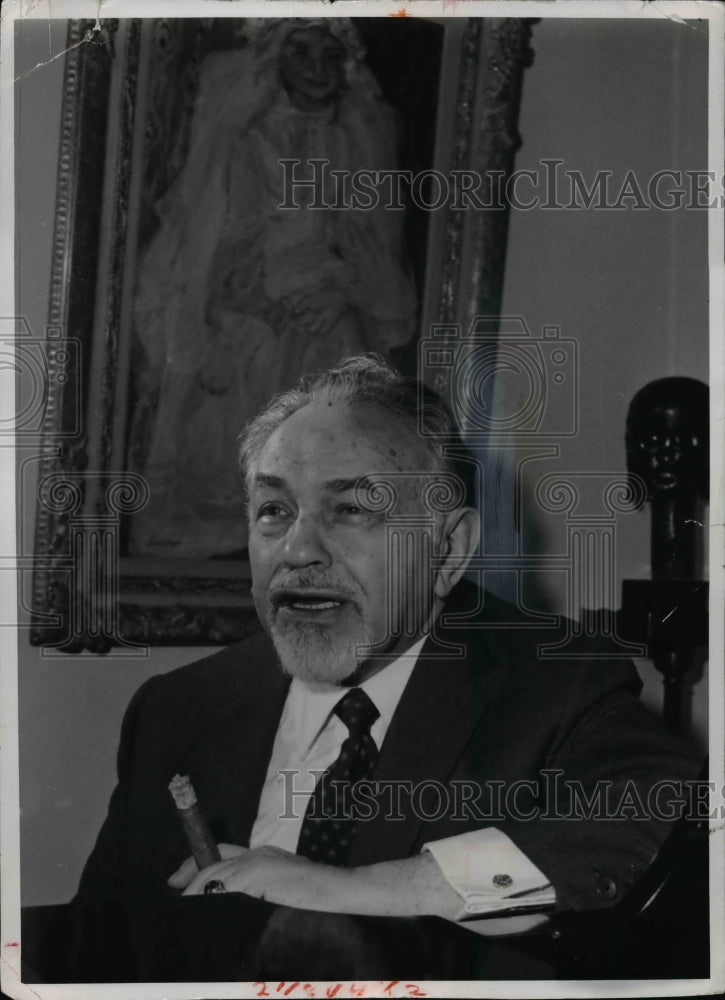 1969 Press Photo Edward G. Robinson, actor, with art The Communicant by Soutine. - Historic Images