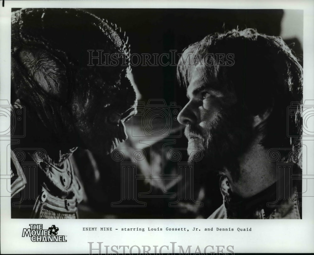 1986, Louis Gossett, Jr. and Dennis Quaid in Enemy Mine. - cvp95974 - Historic Images