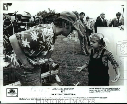 1998 Press Photo Steven Spielberg directs Drew Barrymore - cvp96230- Historic Images