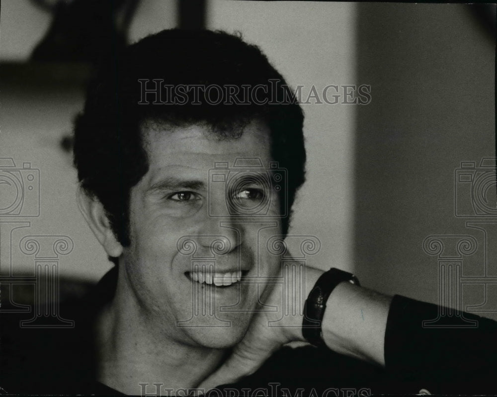 1975 Press Photo Tony Roberts stars in Absurd Person Singular on Broadway. - Historic Images
