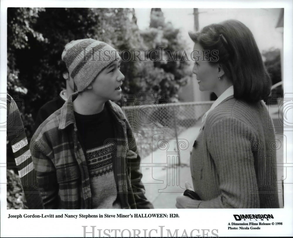 1998, Joseph Gordon-Levitt and Nancy Stephens in Halloween: H20. - Historic Images