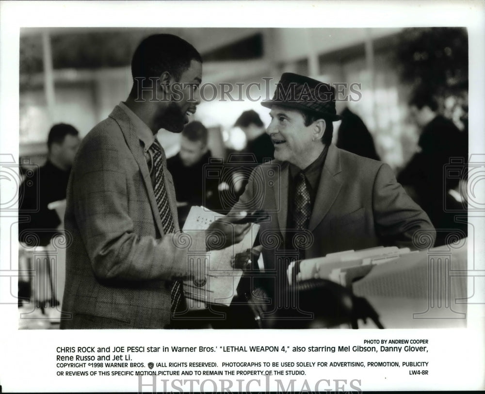 1998, Chris Rock and Joe Pesci in Lethal Weapon 4. - cvp96711 - Historic Images