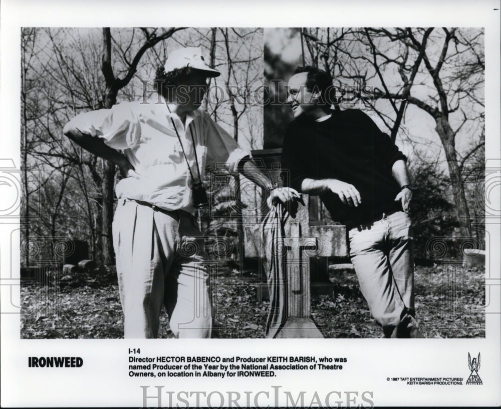 1987, Hector Babenco and Keith Barish on set of Ironweed. - cvp96870 - Historic Images