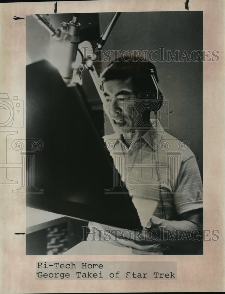 1987 Press Photo George Takei of Star Trek in his Hi tech Home - cvp97443 - Historic Images