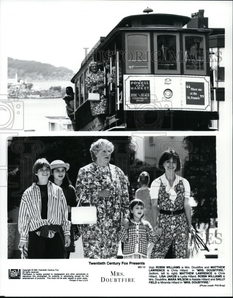 1993, Robin Williams, Mara Wilson and Sally Field in Mrs. Doubfire. - Historic Images
