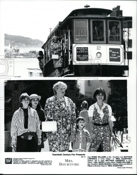 1993, Robin Williams, Mara Wilson and Sally Field in Mrs. Doubfire. - Historic Images