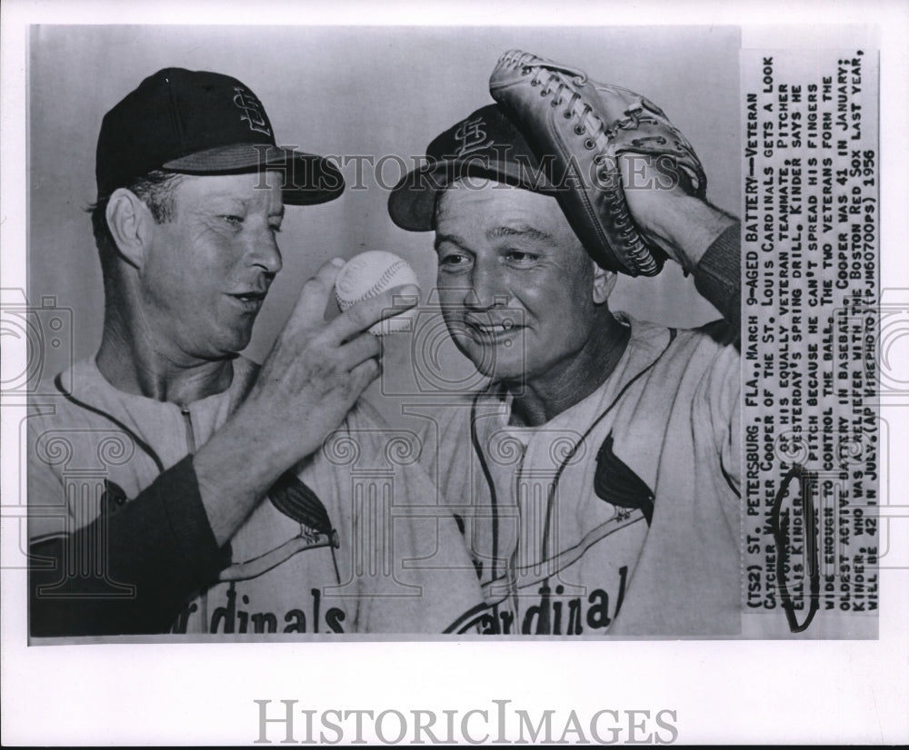 1956 Press Photo St. Louis Cardinals Walker Cooper & Teammate Ellis Kinder - Historic Images