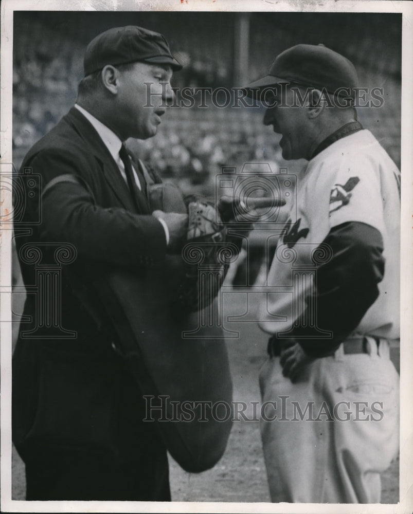 1952 Press Photo Umpire Honochik Ejects Indians Manager Al Lopez From Game- Historic Images