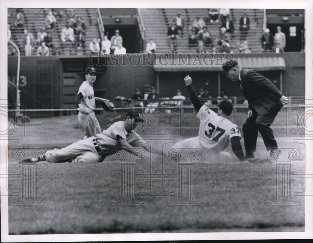 1961 Umpire Nestor Chylak and Shortstop Coot Veal Watch - Historic Images
