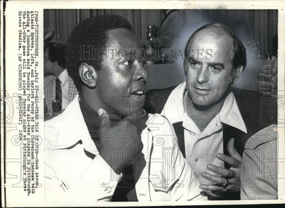 1974 Press Photo Hank Aaron Atlanta Braves and Gaylord Perry Cleveland Indians - Historic Images