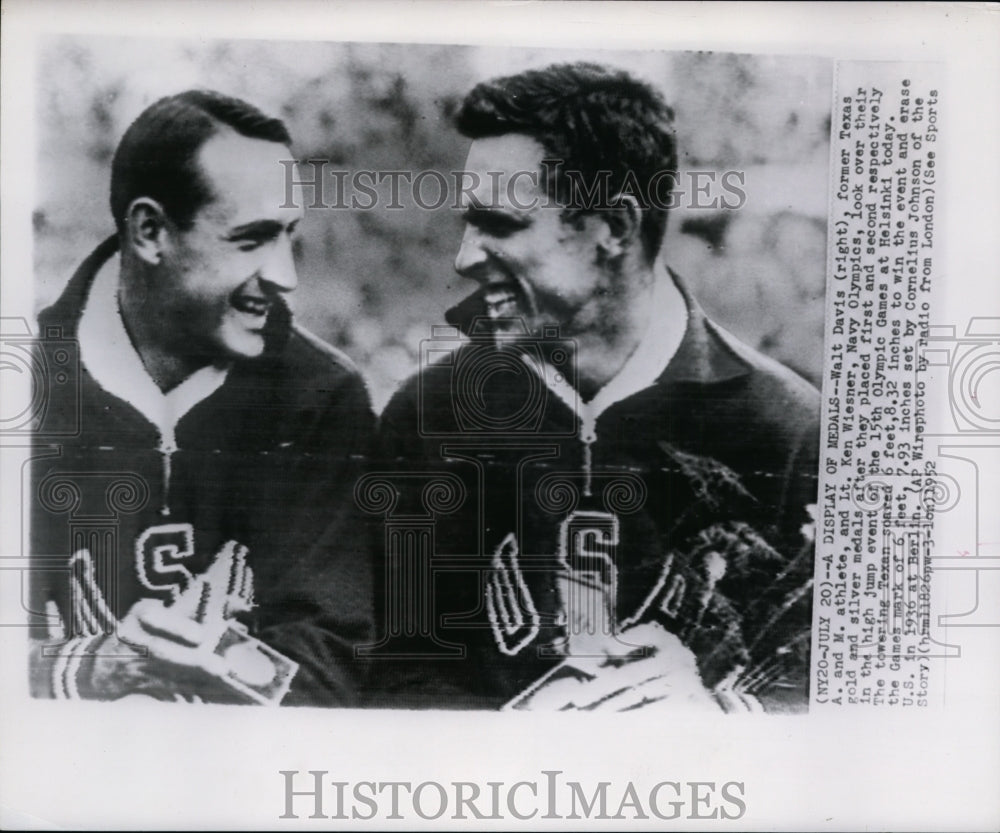 1952 Press Photo Walt Davis and Lt. Ken Wiesner with Olympic Medals High Jump- Historic Images