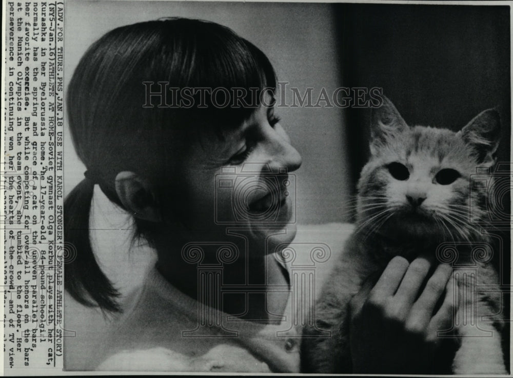 1973 Press Photo Olga Korbut Soviet Gymnast Plays with her Cat Kurashka - Historic Images