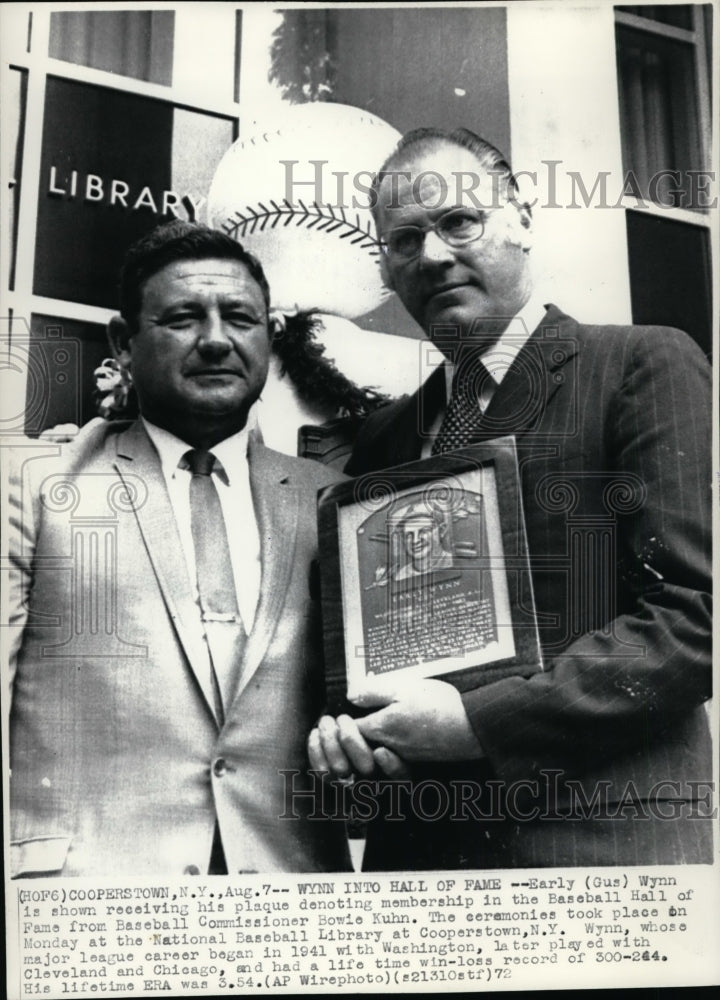 1972 Press Photo Early Gus Wynn Honored to Baseball Hall of Fame by Bowie Kuhn- Historic Images