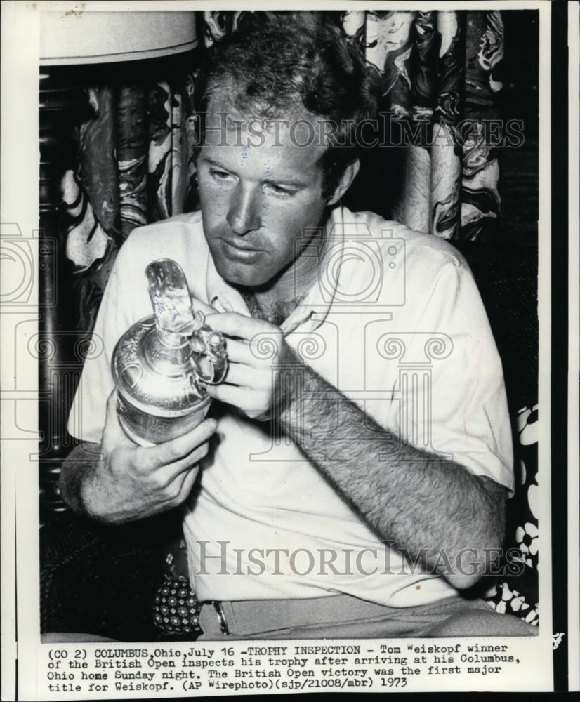 1973 Press Photo Tom Weiskopf Wins British Open Inspects Trophy in Columbus-Historic Images