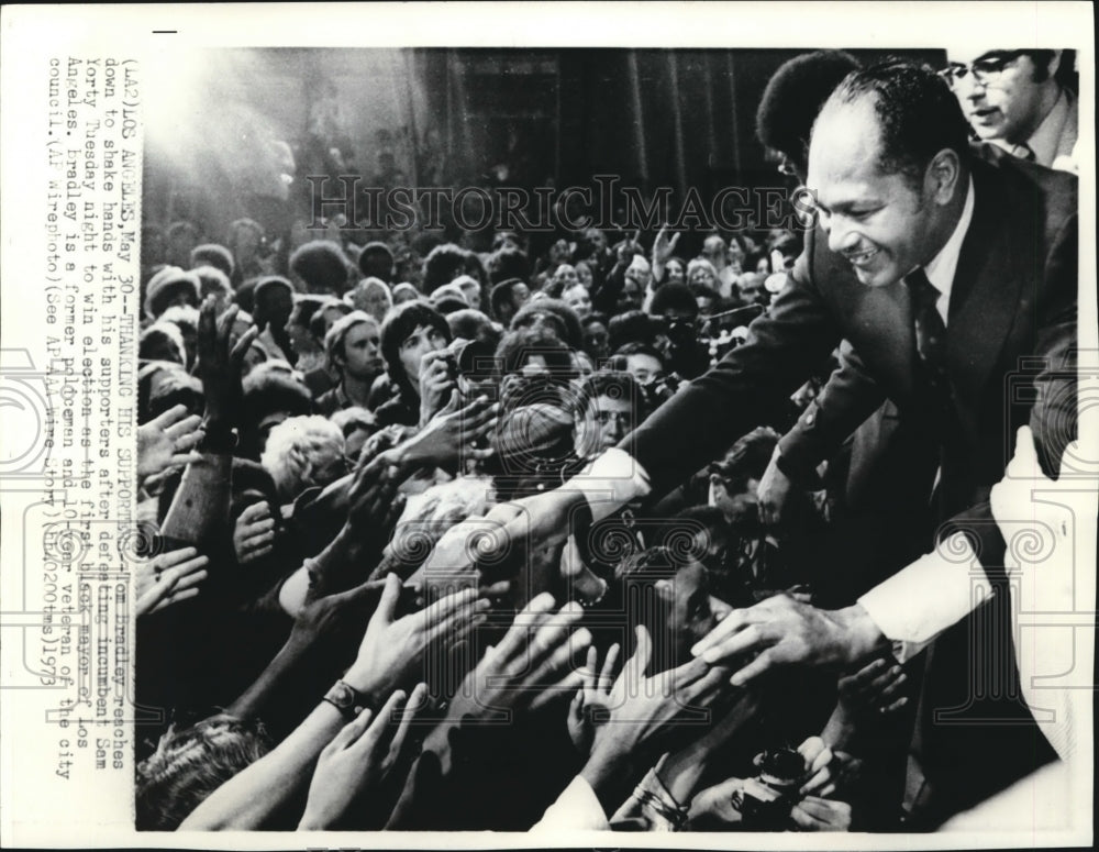 1973 Wire Photo Tom Bradley Thanking his Supporters - cvw00012-Historic Images