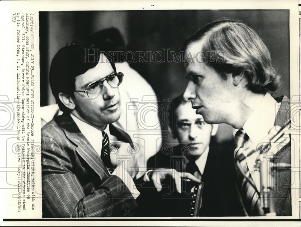 1973 Press Photo Gordon Stanchan talks with his attorney, John Bray-Historic Images