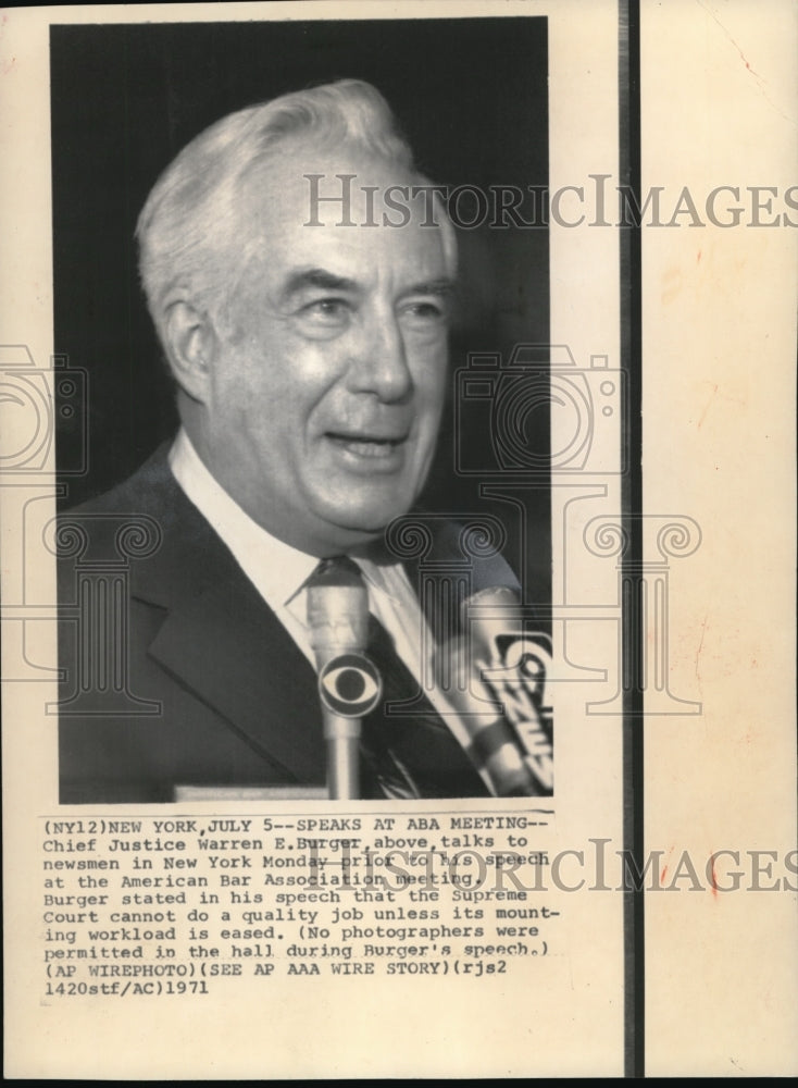 1971 Wire Photo Chief Justice Warren E. Burger talks to newsmen in New York - Historic Images